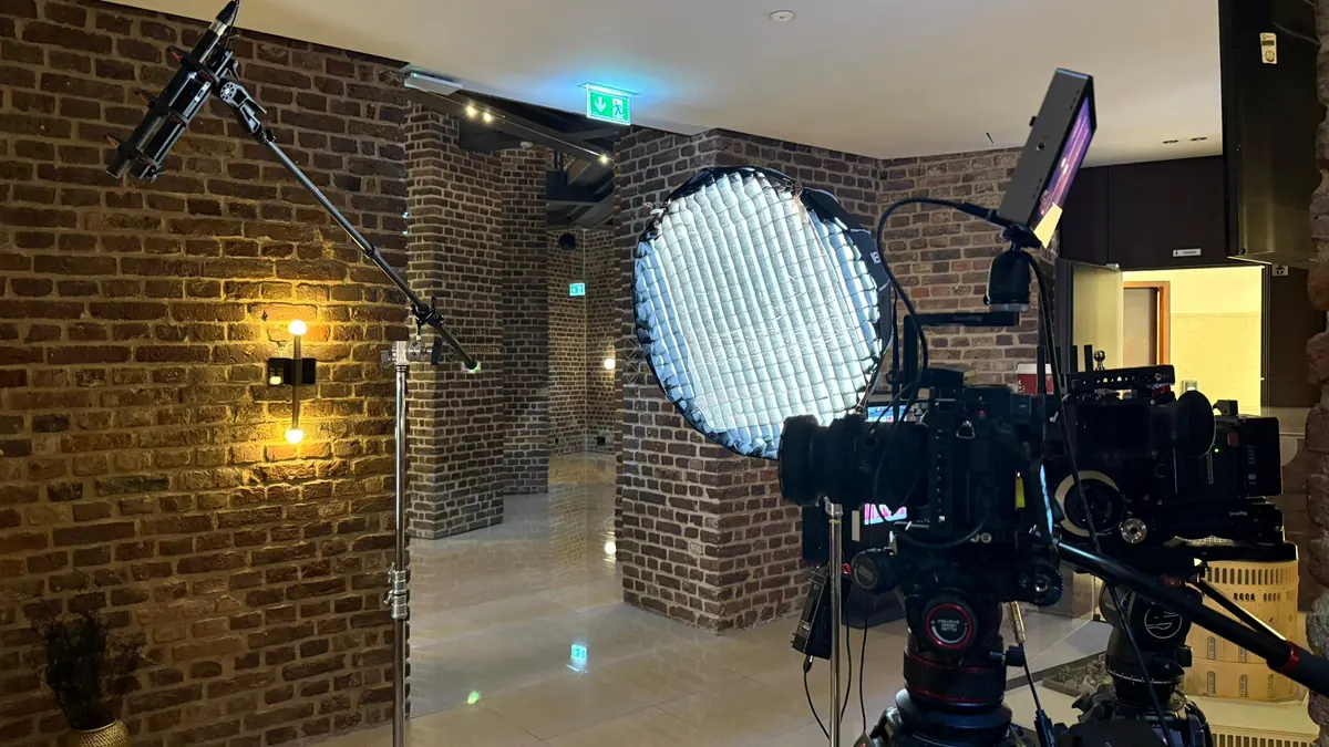 Dreh mit Softbox-Beleuchtung am Set