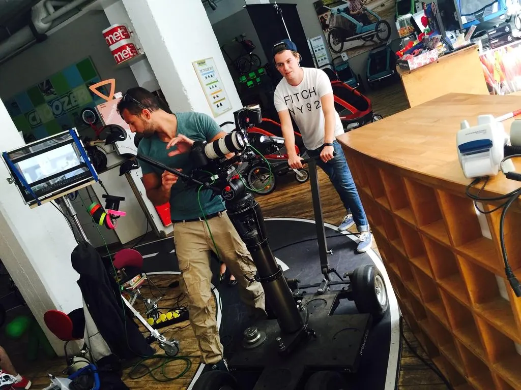 Kamerarig mit Team am Indoor-Set