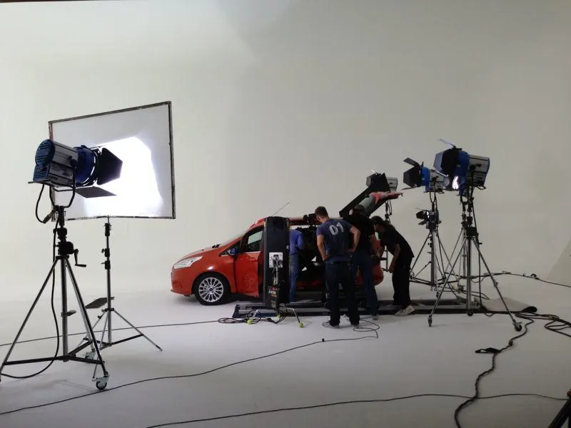 Studio-Set mit schwarzem Ford-SUV