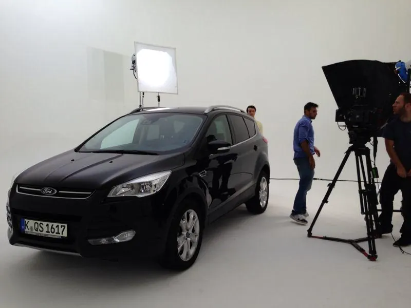 Rotes Auto im Studio mit Lichttechnik