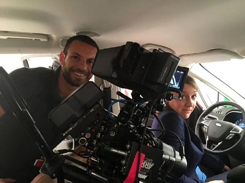 Filmset im Auto mit Kamera und Team