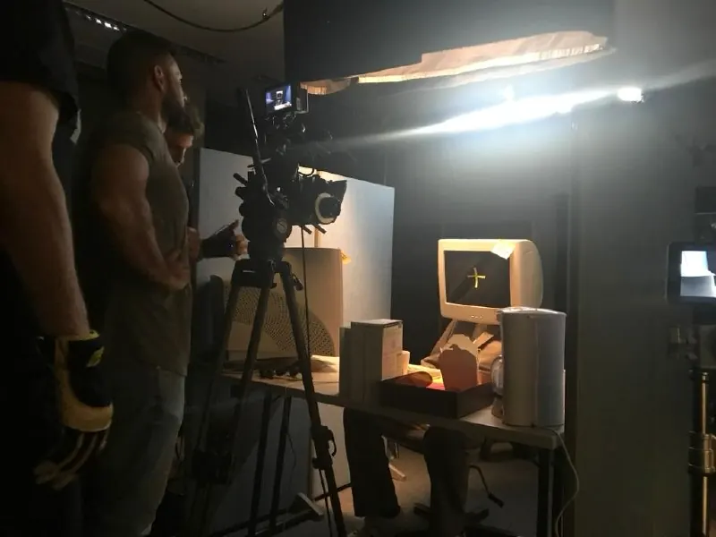 Produktionstisch mit Monitor und Equipment