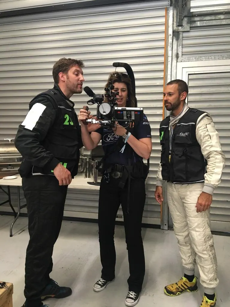 Interview im Rennstall-Garagen-Set