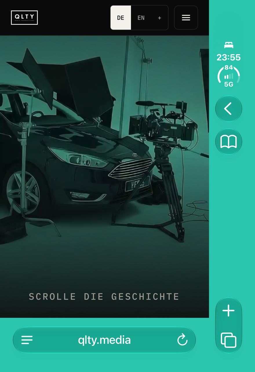Außendisplay eines iPhone Duo mit einer Website, die nicht die volle Breite nutzt: links und rechts bleiben Balken frei