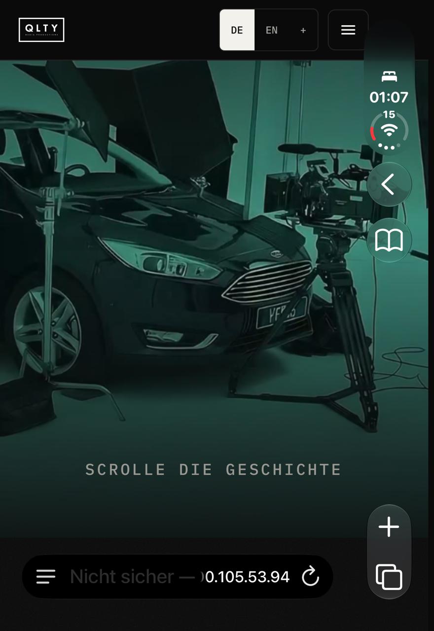 Außendisplay des iPhone Duo mit einer Website, die die volle Breite ausnutzt, ohne Balken